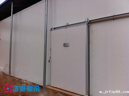 冷库门安装完毕